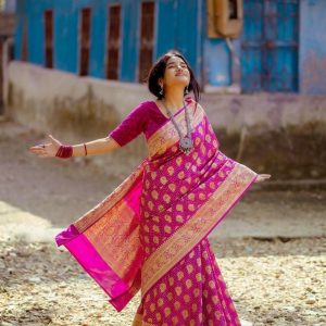 গোলাপি বেনারসি শাড়ি